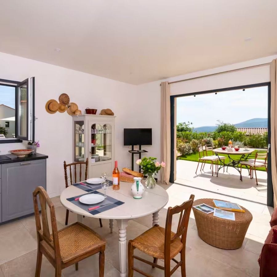 Gîte pour couples avec accès PMR et piscine chauffée, Golfe de Saint-Tropez Gîte pour couples avec accès PMR et piscine chauffée, Golfe de Saint-Tropez
